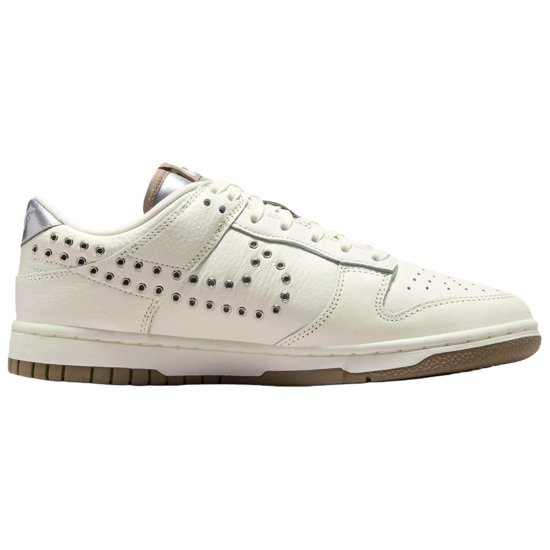 سنيكرز Nike Dunk Low بتصميم Grommets ولون Sail.
