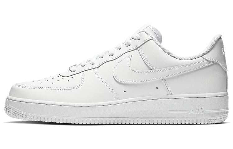 حذاء Nike Air Force 1 أبيض كلاسيكي مريح.