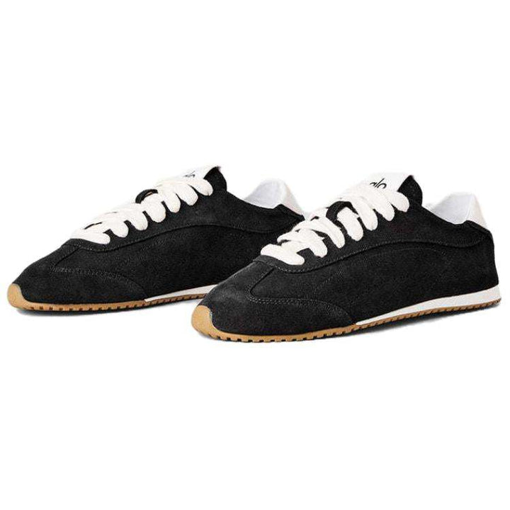 حذاء alo yoga Sunset جلد سويدي أسود رباط أبيض نعل مطاطي كراميل تصميم رياضي أنيق الراحة والمتانة للتمارين والمشي اليومي