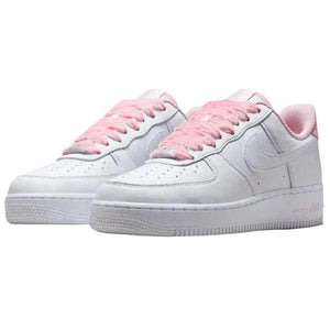 حذاء Nike Air Force 1 أبيض بلمسات وردية ناعمة.
