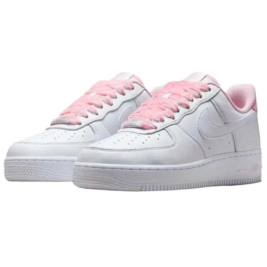 حذاء Nike Air Force 1 أبيض بلمسات وردية ناعمة.