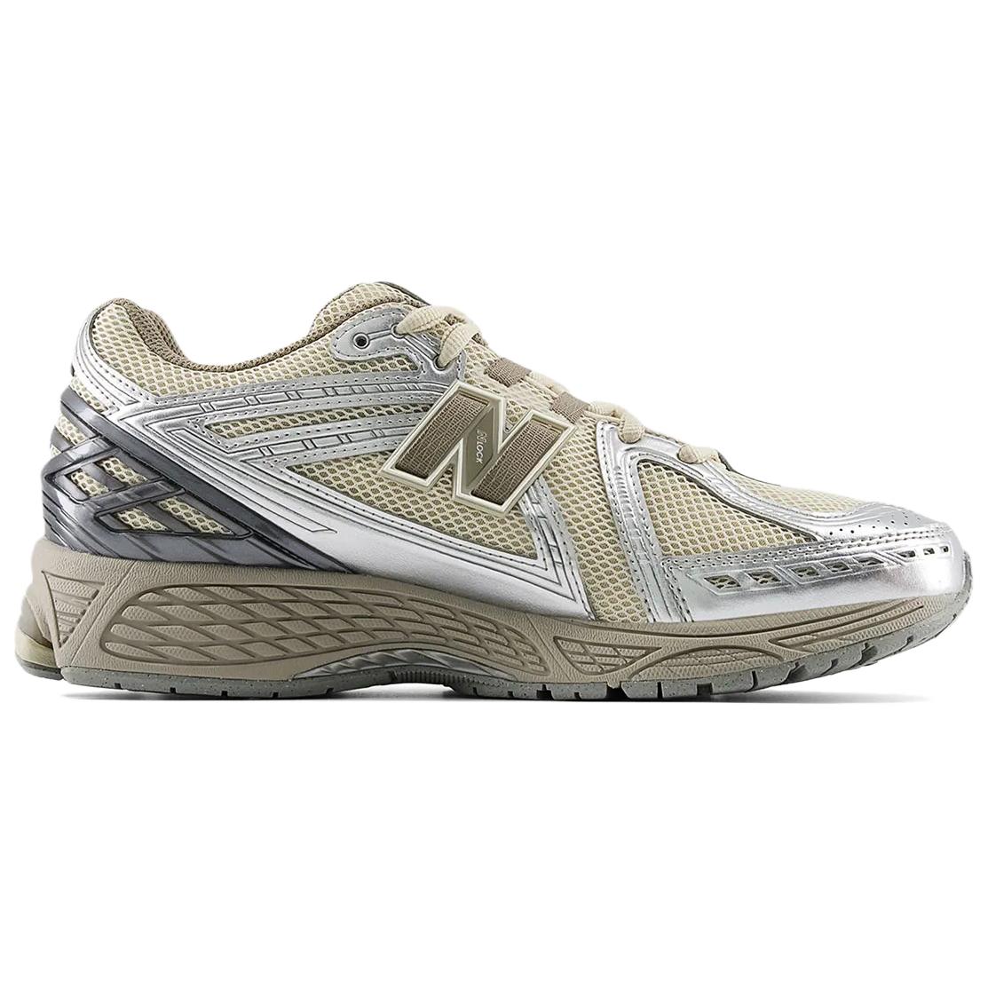 حذاء New Balance 1906R بتصميم عصري باللون البيج والفضي