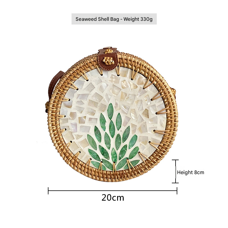 حقيبة دائرية Rattan Bag مزينة بصدف طبيعي يدوي الصنع.