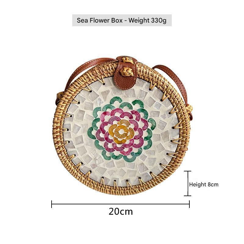 حقيبة دائرية Rattan Bag مزينة بصدف طبيعي يدوي الصنع.