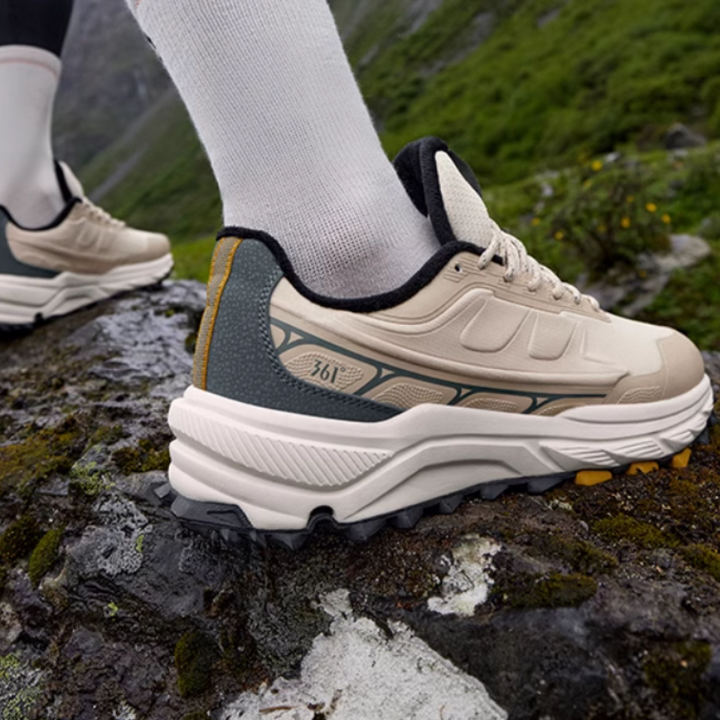 حذاء 361° Rain Screen بلون بيج ورمادي مقاوم للماء بنعل خارجي متين ومقاومة للانزلاق مناسب للرحلات والمشي في المناطق الوعرة