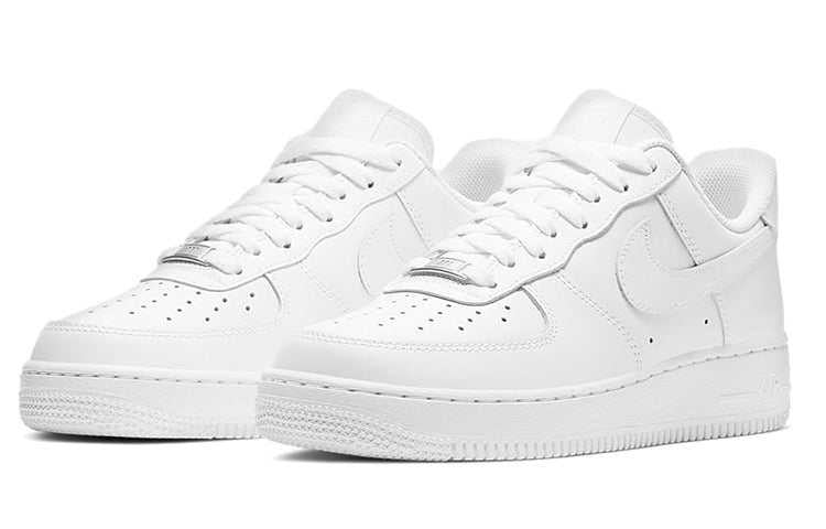 حذاء Nike Air Force 1 Low أبيض بتصميم كلاسيكي مريح.