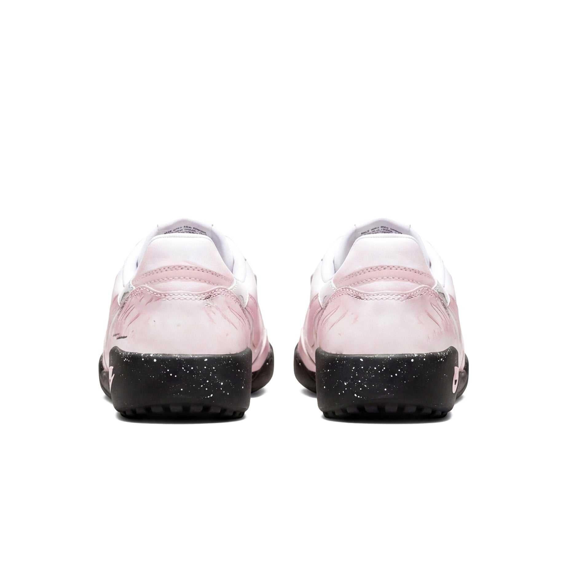 حذاء Nike Sneakers بتصميم فني باللون الوردي والأبيض.