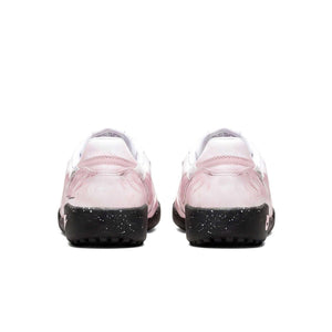 حذاء Nike Sneakers بتصميم فني باللون الوردي والأبيض.