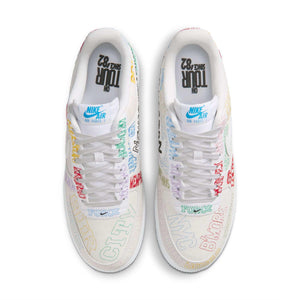 حذاء Nike Air Force 1 Low أبيض بتطريز ملون لمدن العالم.
