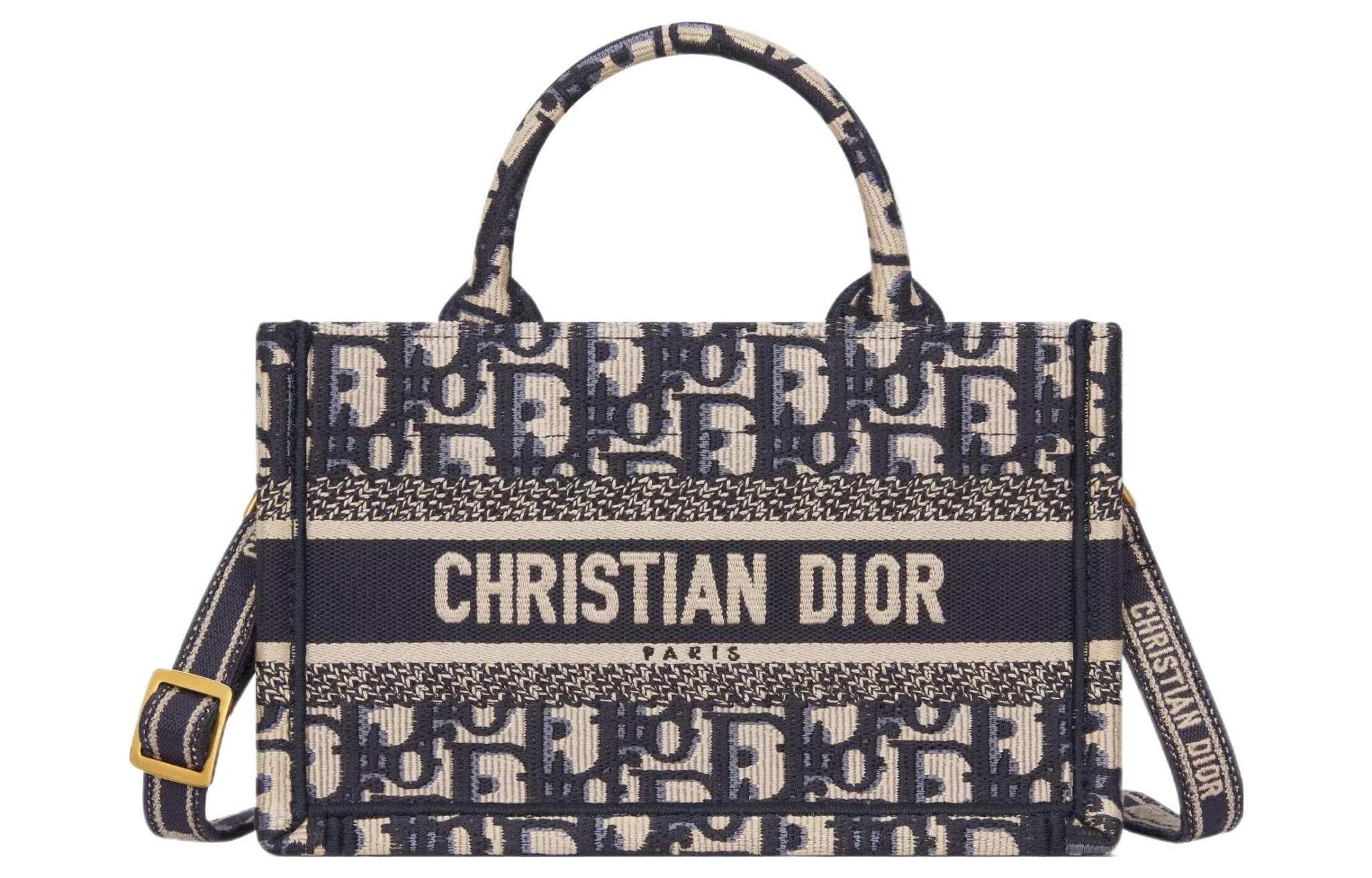 DIOR Mini حقيبة Dior Book Tote بحجم ميني
تطريز نمط ديور أوبليك الأزرق (‎7,5 x 13 x 21,5 سم).