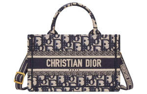DIOR Mini حقيبة Dior Book Tote بحجم ميني
تطريز نمط ديور أوبليك الأزرق (‎7,5 x 13 x 21,5 سم).
