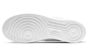 حذاء Nike Air Force 1 Low أبيض بتصميم كلاسيكي مريح.