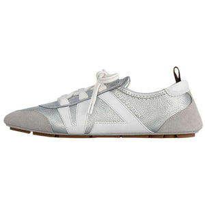 حذاء Sneakers Louis Vuitton باللون الفضي الميتاليك والأبيض.