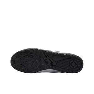 حذاء Nike Sneakers بتصميم فني باللون الوردي والأبيض.