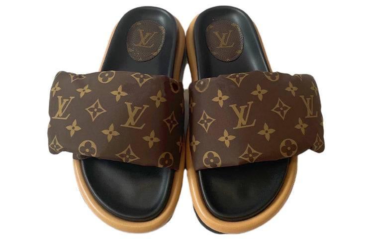 سليبر Louis Vuitton Pool Pillow بنقشة Monogram ولون بني.
