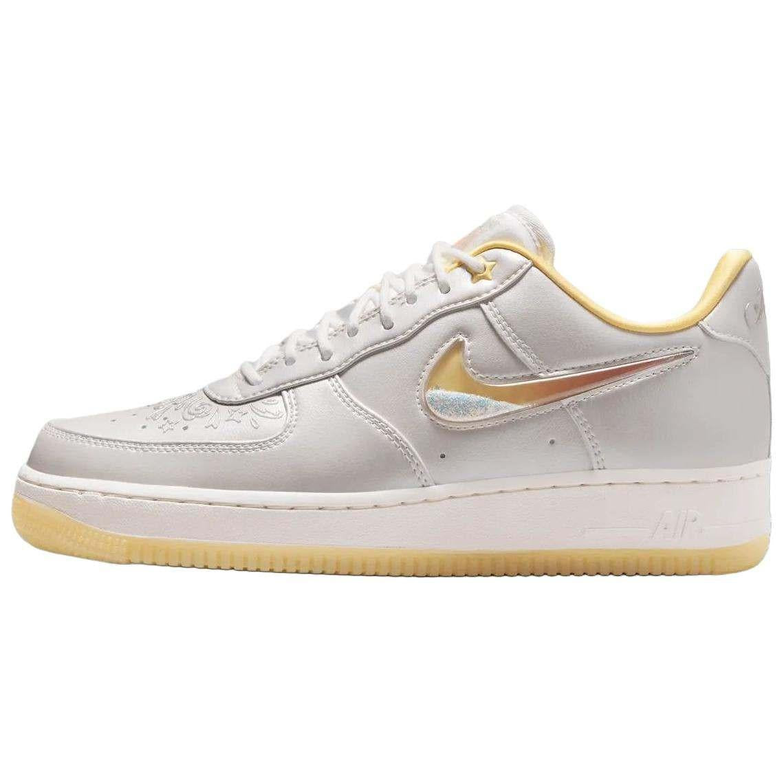 حذاء Nike Air Force 1 Low باللون الفضي والذهبي اللامع.