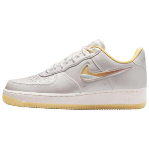 حذاء Nike Air Force 1 Low باللون الفضي والذهبي اللامع.