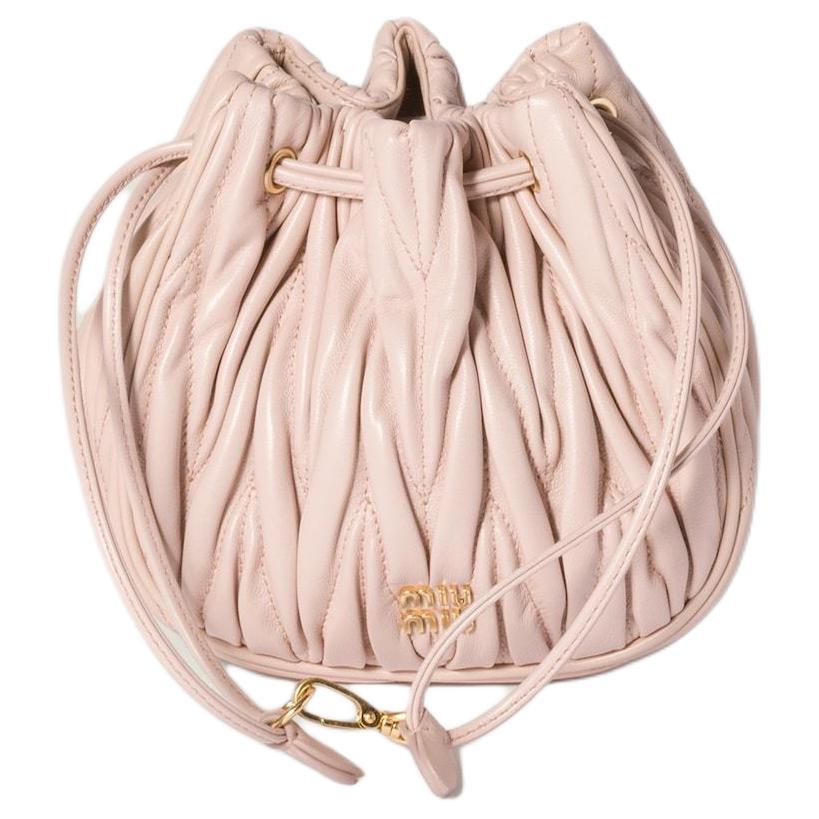 حقيبة Miu Miu بنمط الـ Bucket الجلد بتصميم مميز باللون الوردي