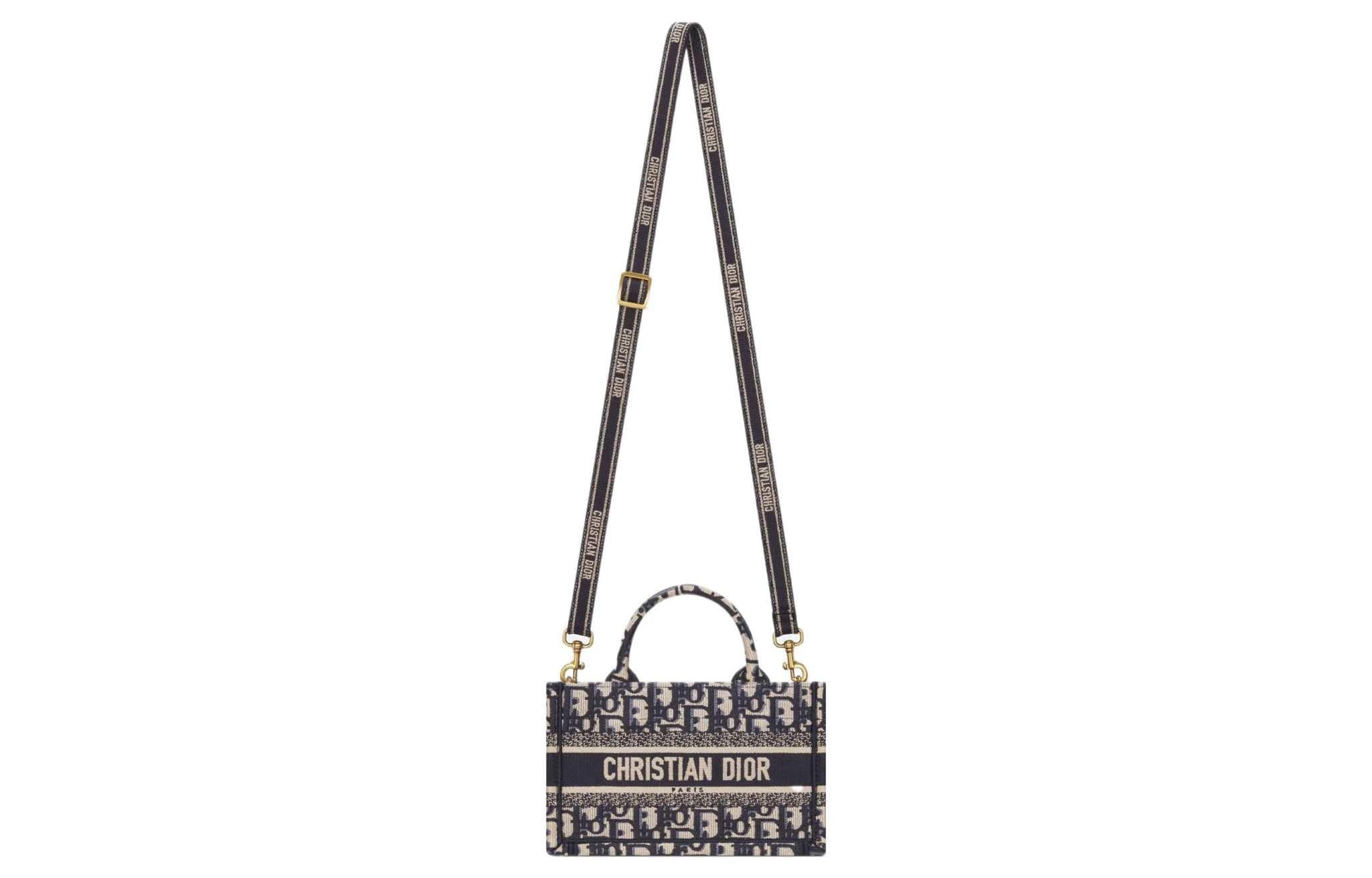 DIOR Mini حقيبة Dior Book Tote بحجم ميني
تطريز نمط ديور أوبليك الأزرق (‎7,5 x 13 x 21,5 سم).