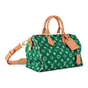 حقيبة Louis Vuitton Speedy 30 بلون أخضر مميز وأنيق.