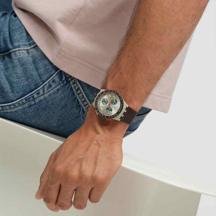 ساعة كرونوغراف “Swatch” بتصميم رياضي أنيقالوصف:
 
ساعة يد رياضية من Swatch بتصميم كرونوغراف مميز. تتميز بمينا فضية مع عقارب ومؤشرات بارزة باللون الأخضر ومزودة بتاكيميتر على الإطار لقياس السرعة. حزام سيليكونساعةSwatchرفعةساعة كرونوغراف “Swatch” بتصميم رياضي أنيق