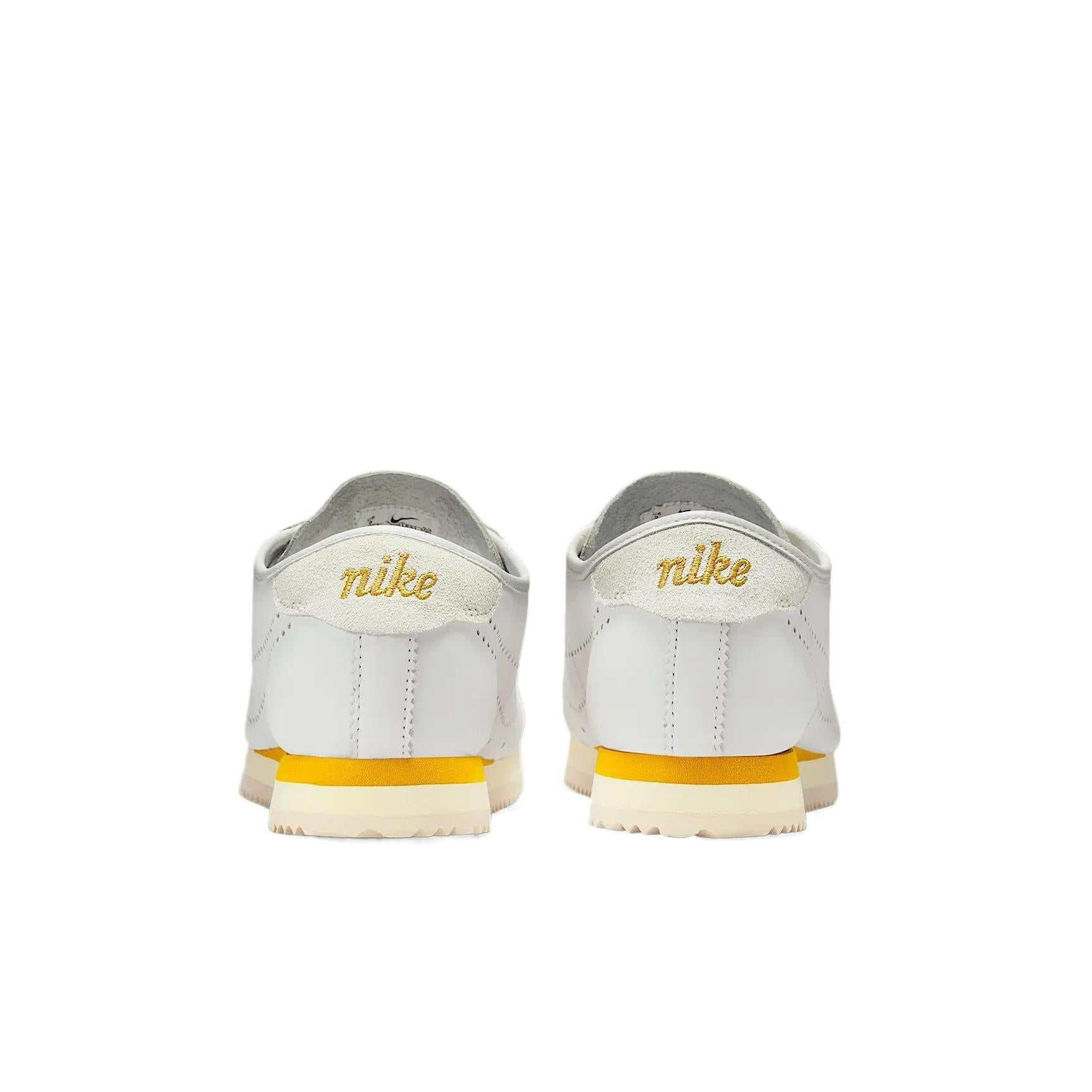 حذاء Nike Cortez كلاسيكي مريح باللون الأبيض والأصفر.