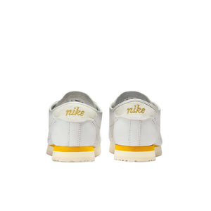 حذاء Nike Cortez كلاسيكي مريح باللون الأبيض والأصفر.