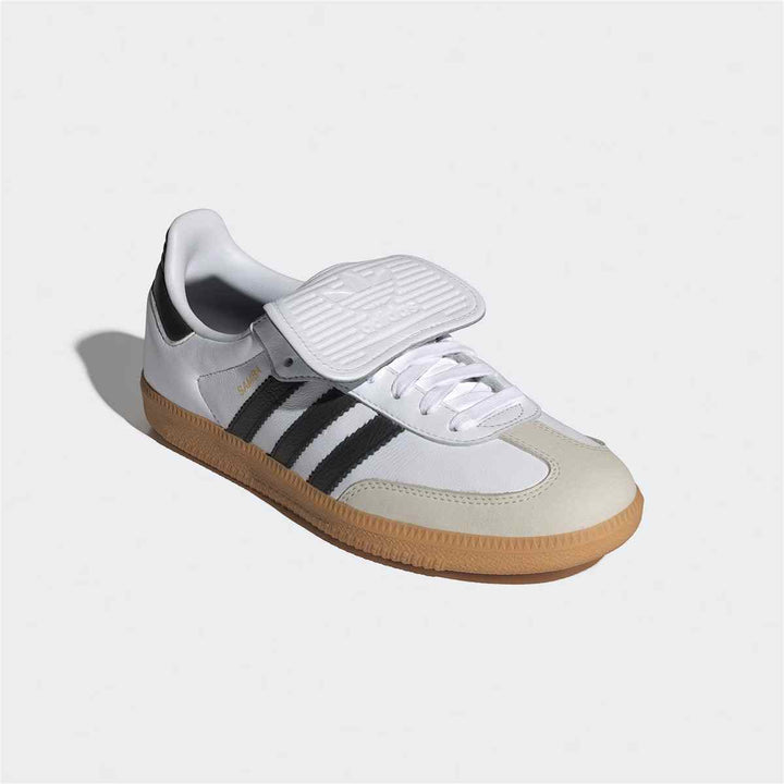 حذاء Adidas Samba أبيض بخطوط سوداء ونعل بني، كلاسيكي ومريح للاستخدام اليومي. - رفعة