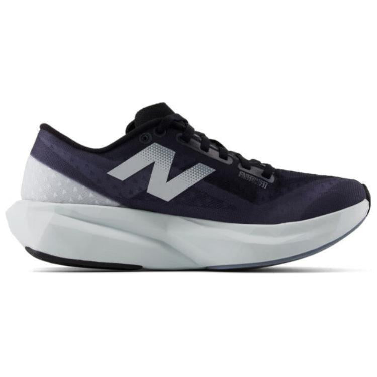 حذاء رياضي New Balance FuelCell Rebel v4 باللون الأسود والأبيض