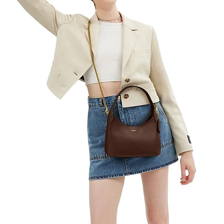 حقيبة Coach Shoulder Bag جلد بني بسلسلة ذهبية.