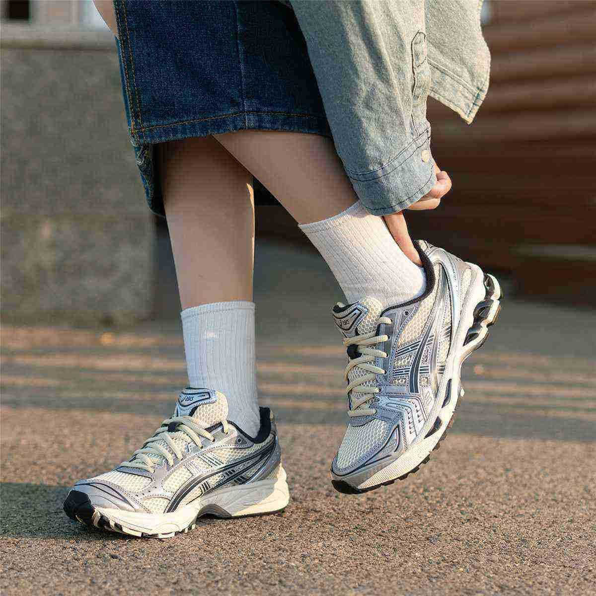 حذاء Asics Gel-Kayano 14 رياضي مريح بلون فضي وبيج.