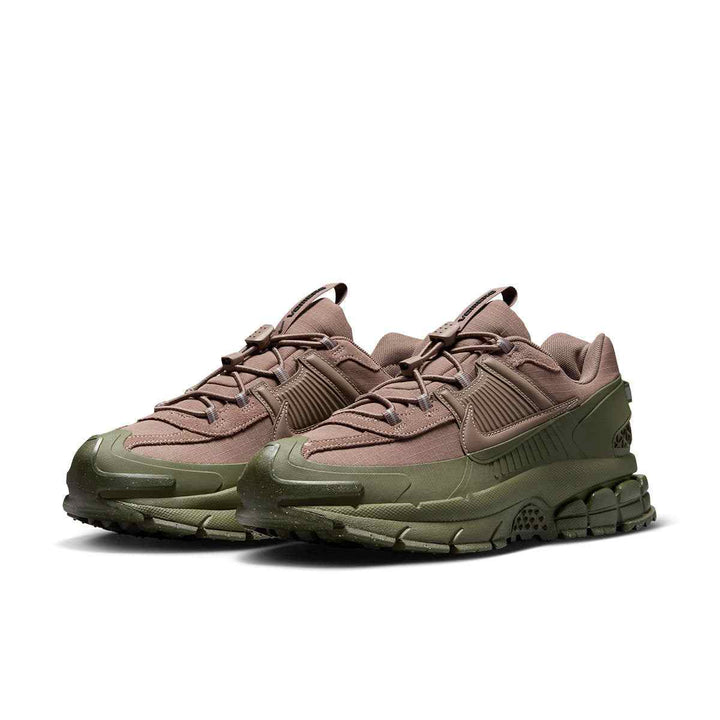 Nike Zoom Vomero Winter sneakers in mink brown and olive green, designed for wet city conditions with durable materials and rubber mudguard.