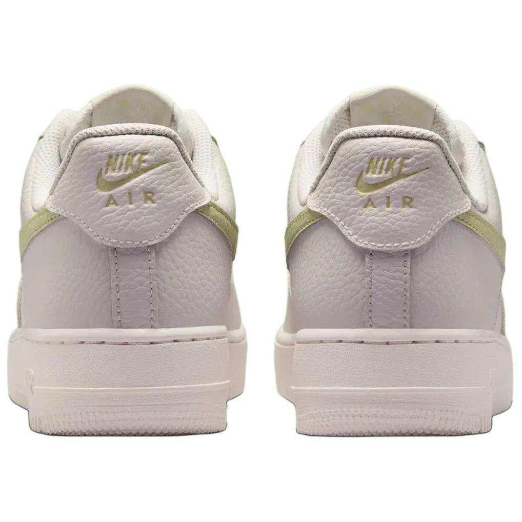 حذاء Nike Air Force 1 رياضي باللون البيج والزيتي.