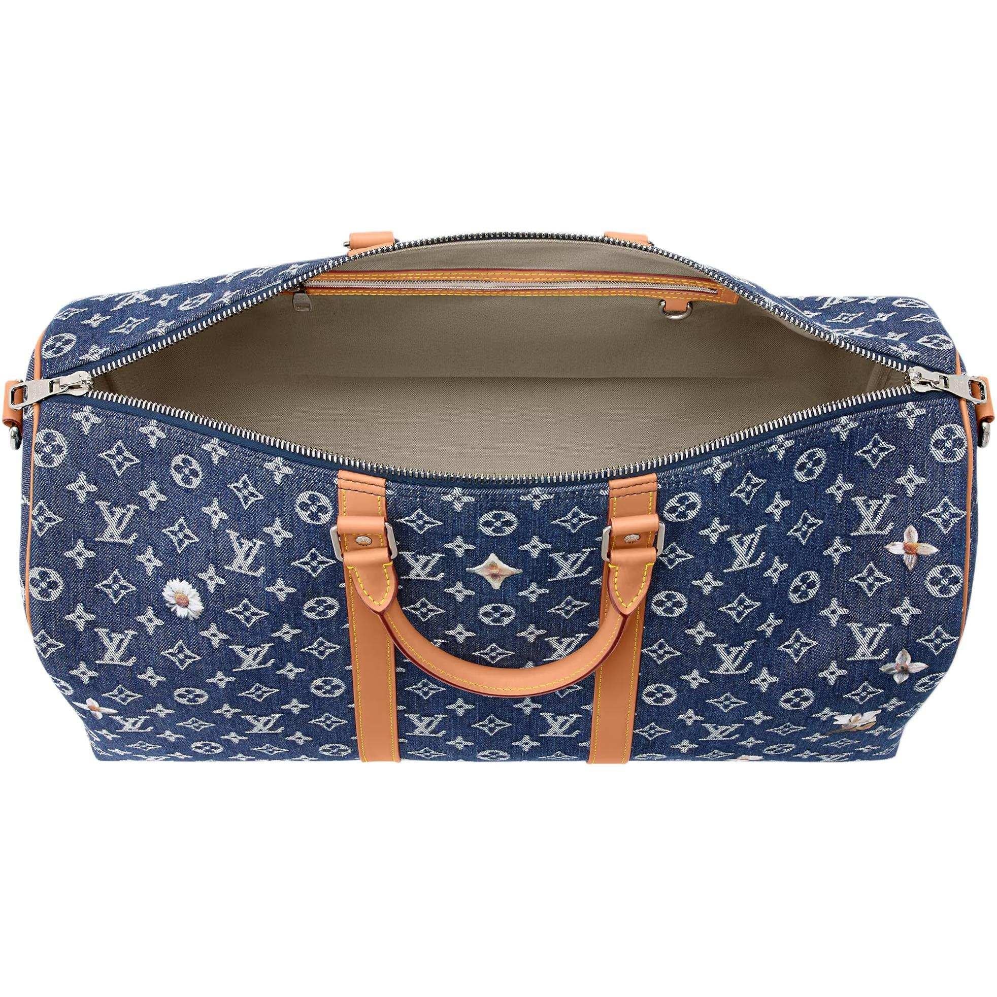 حقيبة سفر Keepall من Louis Vuitton بنقش الدنيم وتفاصيل زهور.