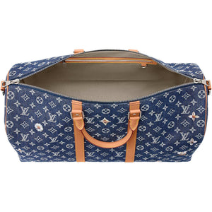 حقيبة سفر Keepall من Louis Vuitton بنقش الدنيم وتفاصيل زهور.