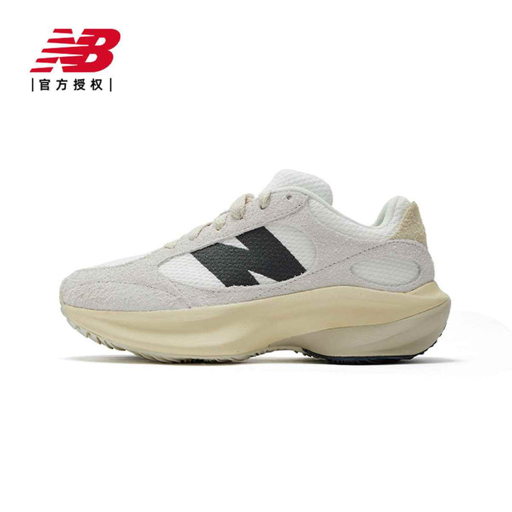 حذاء رياضي من New Balanceحذاء رياضي من New Balance، يأتي بتصميم أنيق وبسيط بلون أبيض مع تفاصيل سوداء بارزة. يتميز بنعل مريح وسميك يضمن الثبات والتوازن أثناء الحركة. يتناسب مع الأنشطة اليوميةسنيكرزNew balanceرفعةحذاء رياضي