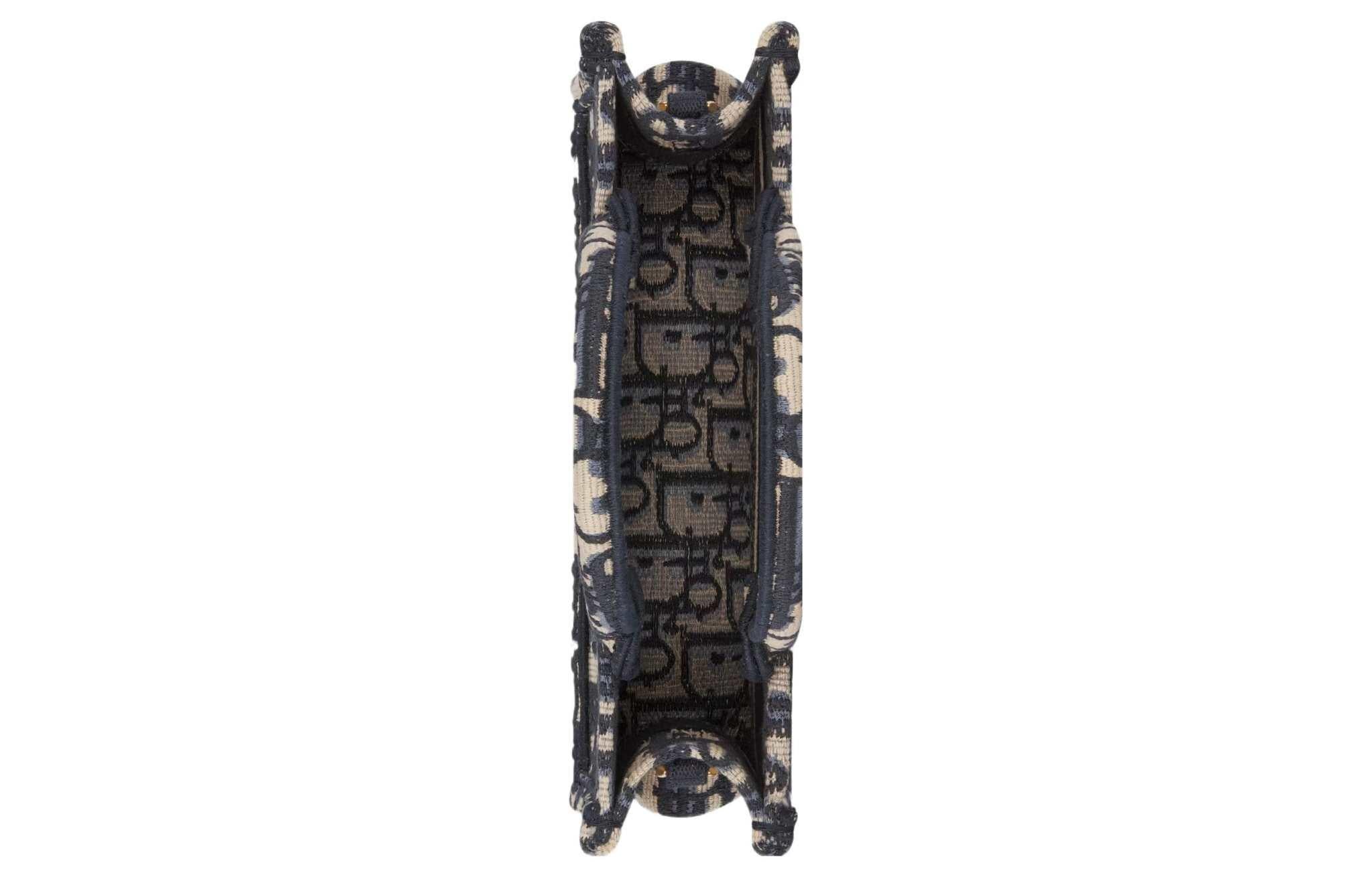 DIOR Mini حقيبة Dior Book Tote بحجم ميني
تطريز نمط ديور أوبليك الأزرق (‎7,5 x 13 x 21,5 سم).