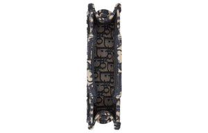 DIOR Mini حقيبة Dior Book Tote بحجم ميني
تطريز نمط ديور أوبليك الأزرق (‎7,5 x 13 x 21,5 سم).