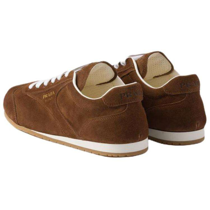 حذاء برادا سنيكرز بني من الجلد السويدي مع بطانة بيضاء ونعل مطاطي كراميل بتصميم أنيق وكلاسيكي عصري