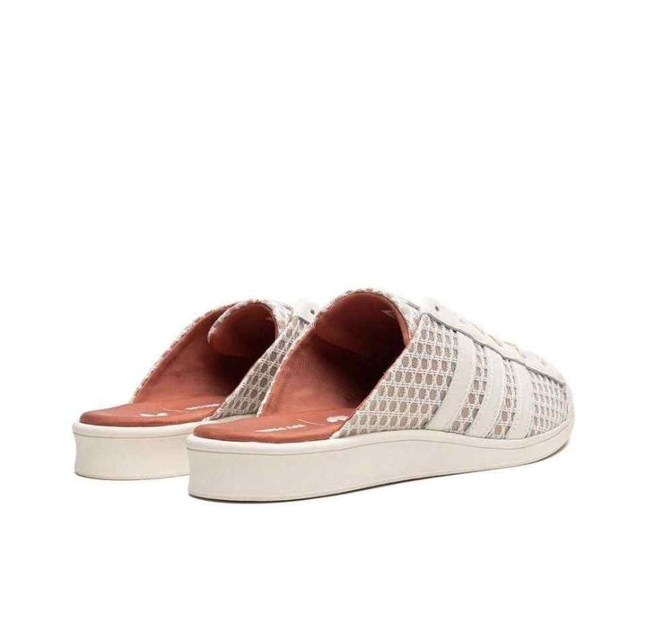 حذاء نسائي Adidas Ivy Park Mule بأنف مدبب، تصميم شبكي مزين بطبعات هندسية مع لمسات جلدية ونعل داخلي بلون نبيذي.