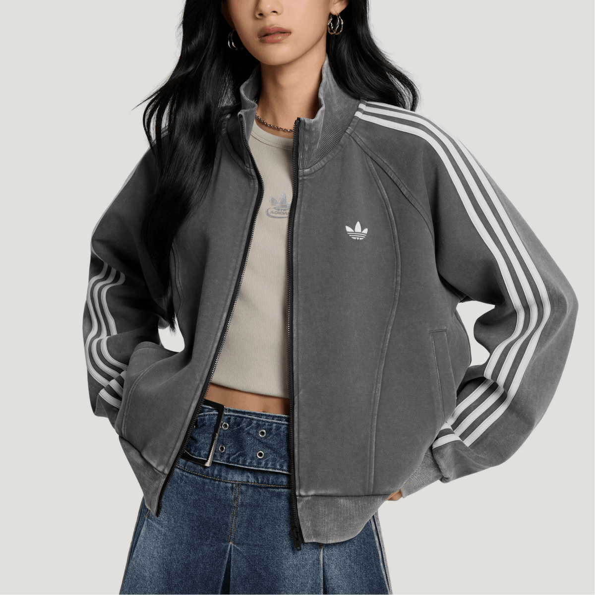 سترة رياضية نسائية بشعار اديداس، لقطة للتفاصيل باللون الرمادي الداكن