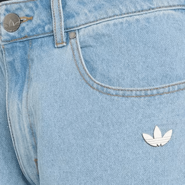 جينز نسائي بشعار adidas Originals بجيوب أمامية وخلفية وساق واسعة مستقيمة