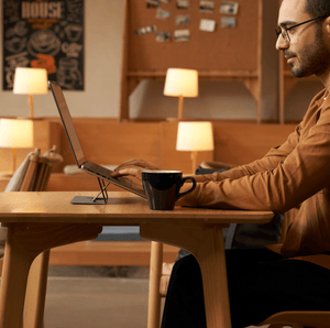 حامل حاسوب محمول MOFT مخفي للتهوية والتبريد متوافق مع MacBook Pro - رفعة