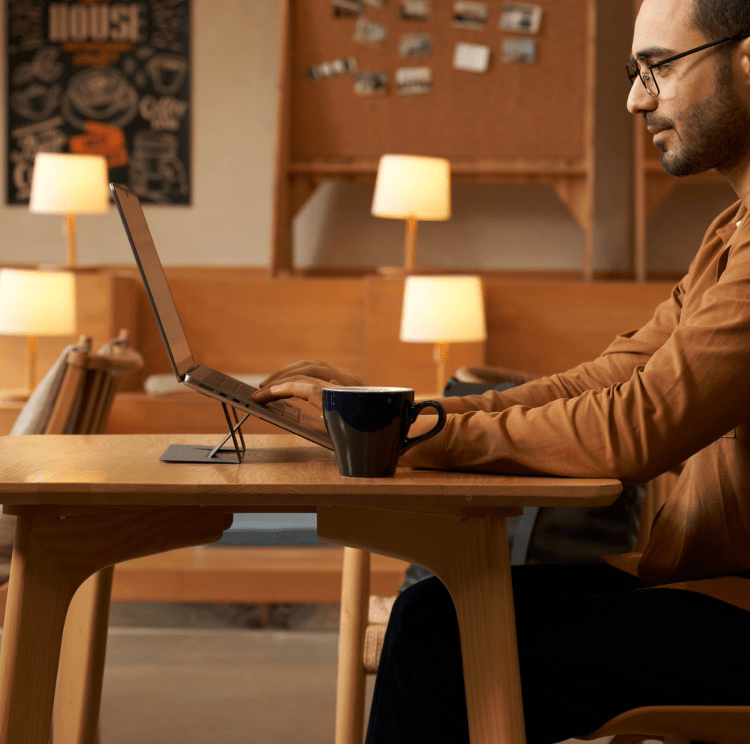 حامل حاسوب محمول MOFT مخفي للتهوية والتبريد متوافق مع MacBook Pro - رفعة