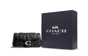 حقيبة كتف COACH جلد أسود مبطنة ومرصعة.