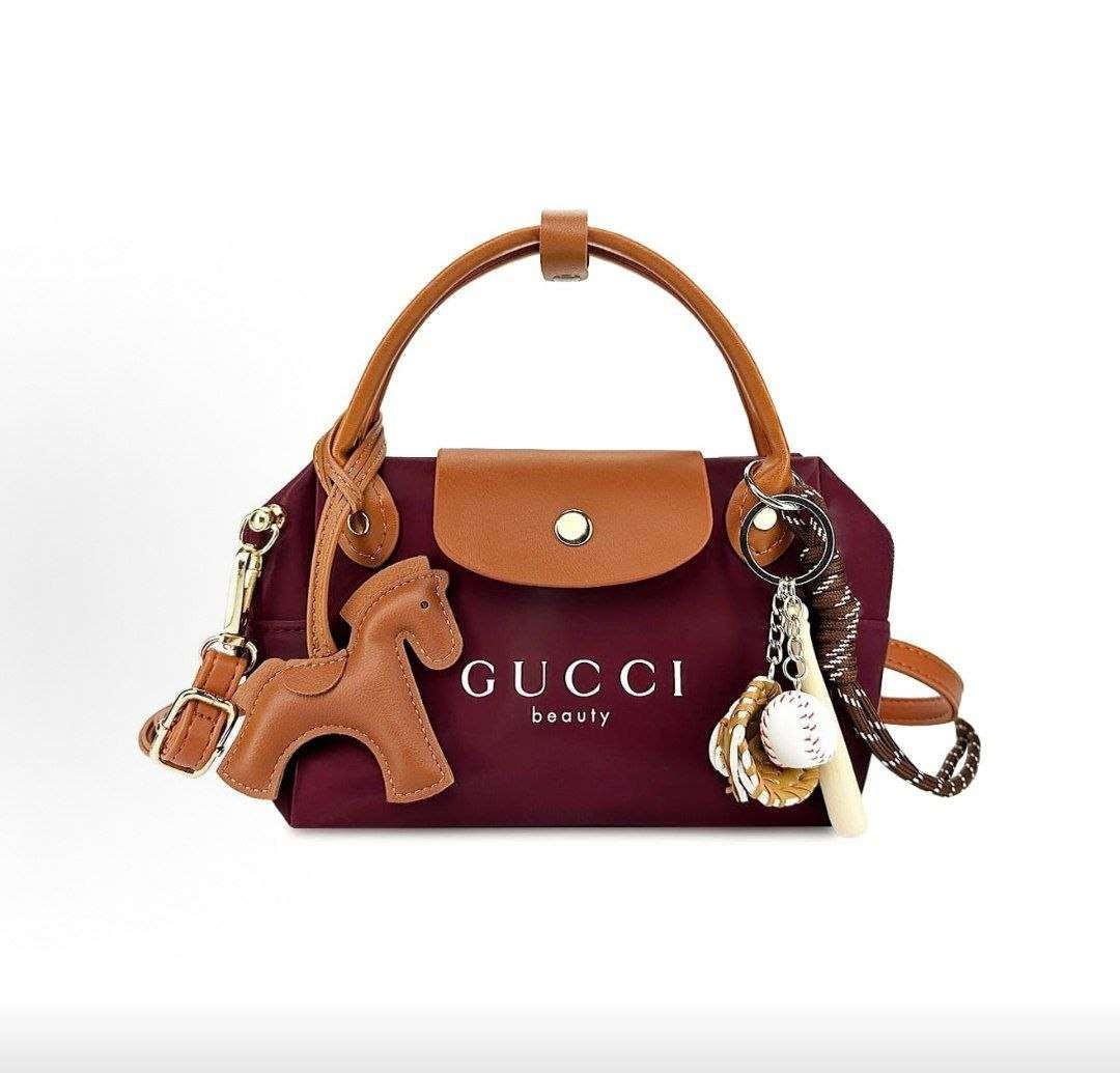 حقيبة كتف GUCCI beauty لون عنابي.
