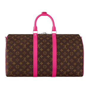 حقيبة سفر Louis Vuitton Keepall بتفاصيل باللون الوردي.
