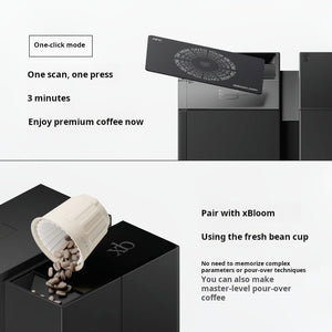 A two-part instructional graphic demonstrating how to use كبسولات إكسبلوم, showing the machine scanning the pod for a 2-minute automated pour-over experience using xBloom xpods.