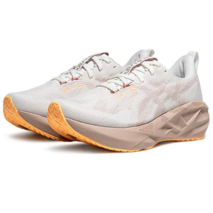 حذاء الجري Asics Novablast 5 خفيف الوزن بلون بيج وأورنج - رفعة