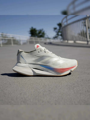 أحذية ADIZERO BOSTON 12 للجري والتدريب والاستعداد للماراثون، مزودة بدعامة من الألياف الزجاجية، للرجال والنساء – من أديداس..